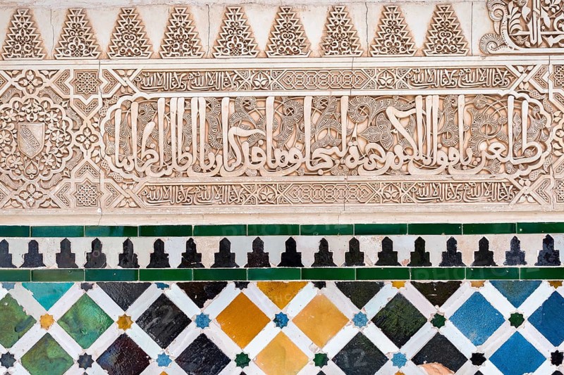 Decorations with Koransuren and mosaic of colored ceramic tiles