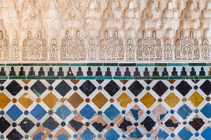 Decorations with Koransuren and mosaic of colored ceramic tiles