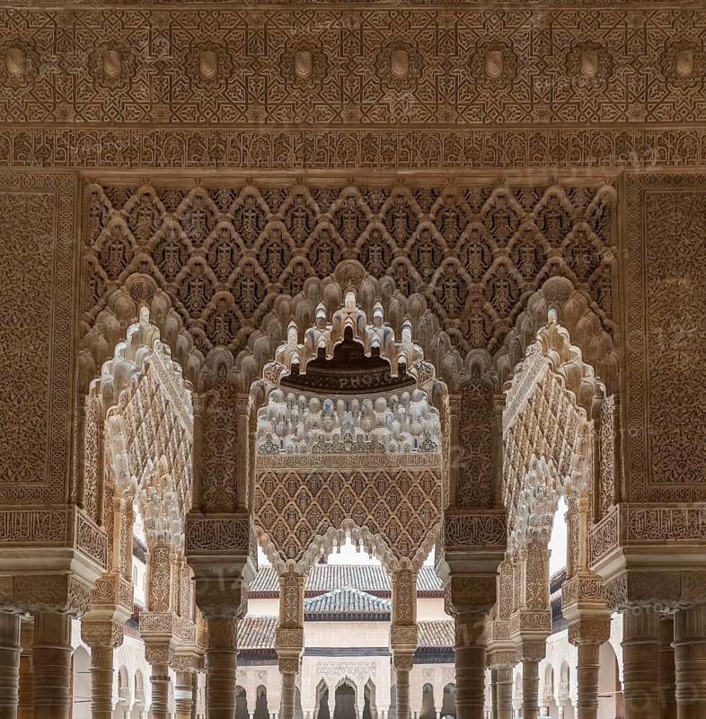 Columns with Moorish plaster decorations and Koransuren