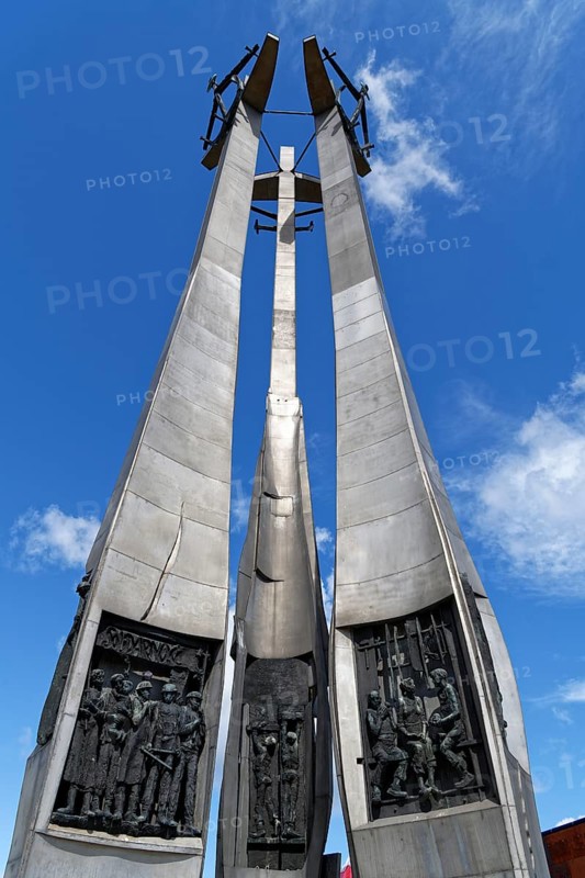 Memorial to fallen shipyard workers 1970