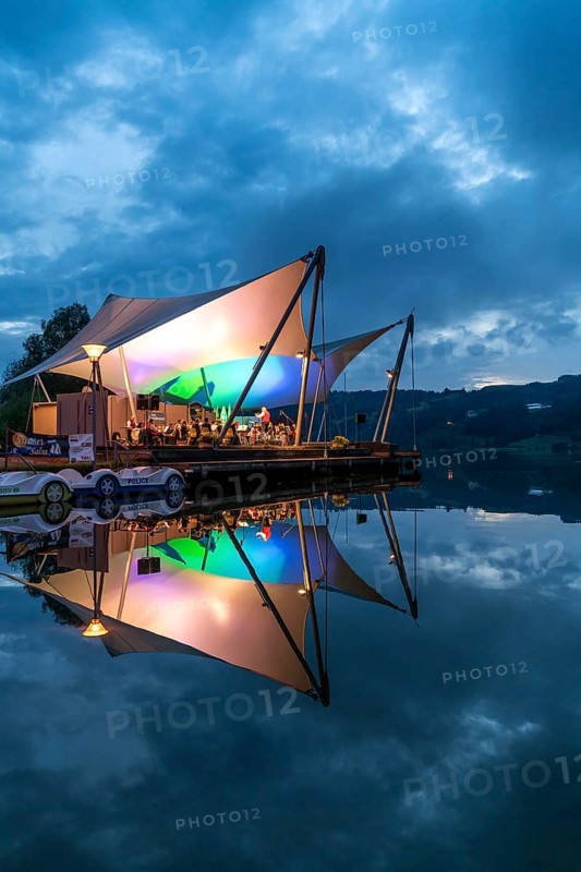 Beach concert at dusk with the band Buhl on the lake stage