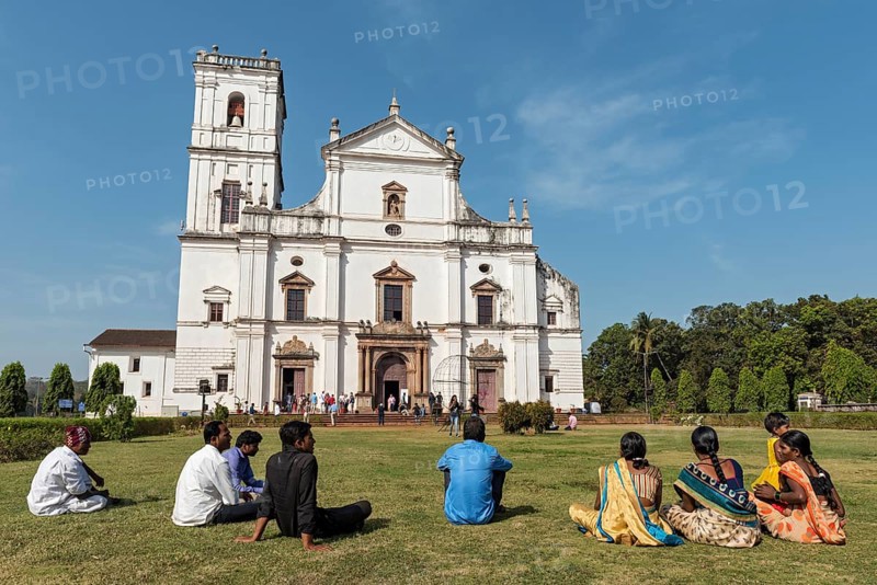 Group of Indian tourists in front of Se Cathedral