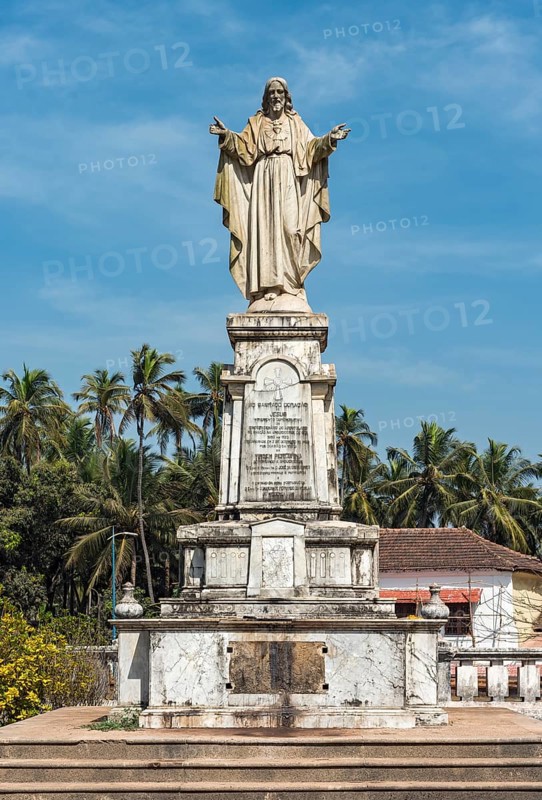 Statue of Sacred Heart of Jesus opposite the Se Cathedral