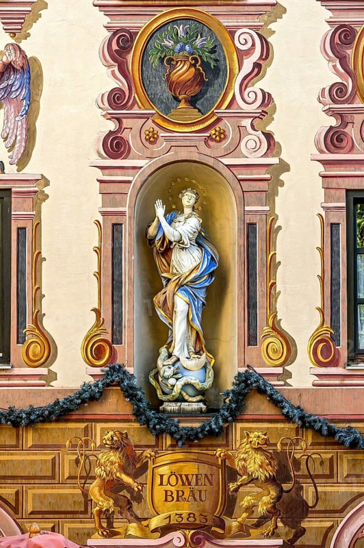 Gasthof zum Rassen with mural painting and baroque Madonna in a niche