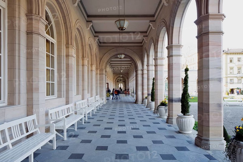 Arcade building with arcade passage
