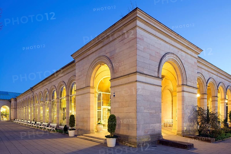 Arcade building with arcade passage