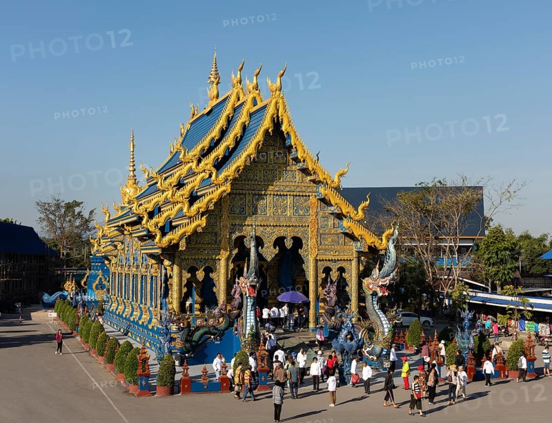 Tourists at the entrance of Wat Rong Seur Ten