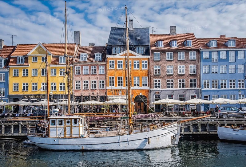 Sailing boats on the canal in front of colorful facades