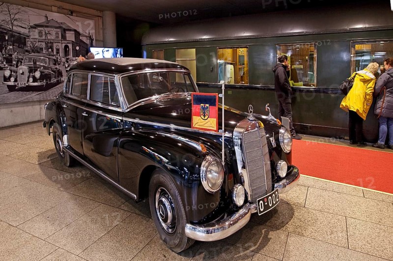 Adenauer's Mercedes 300 with saloon car 10205