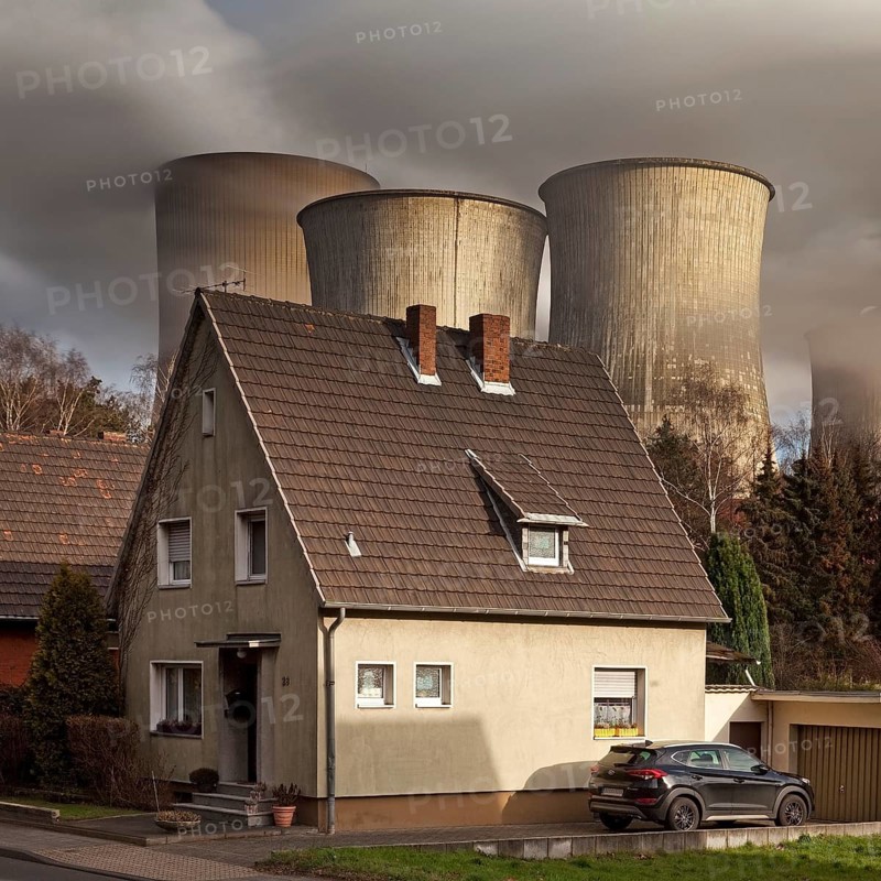 Residence in the Auenheim district in front of the steaming lignite-fired power plant Niederaussem