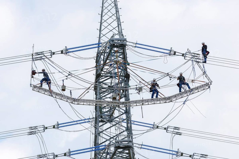 High-voltage engineers