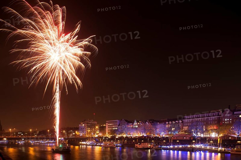 Fireworks at the opening of the Christmas market Schlachtezauber with Weser and Schlachte