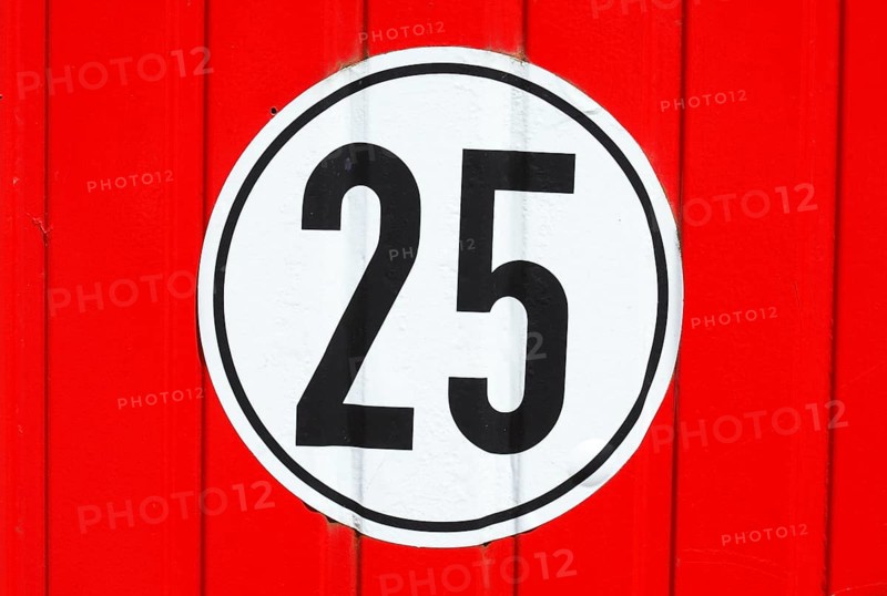 Road sign speed limit 25 Km/h on red wood wall