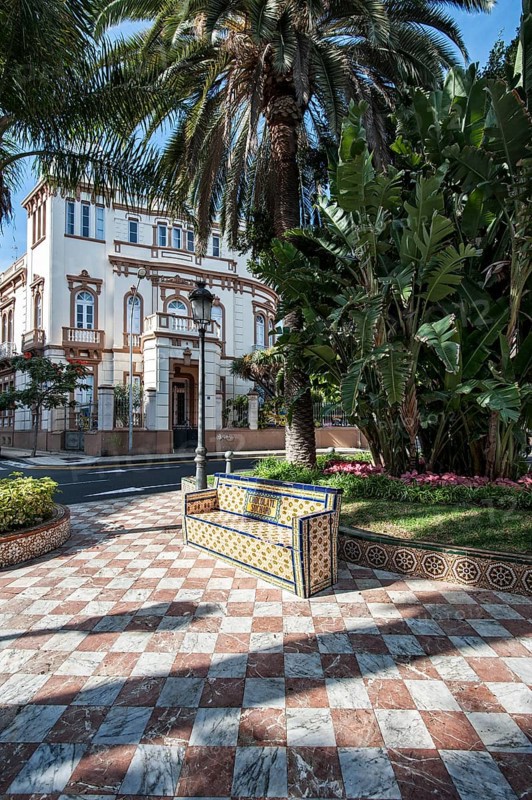 Benches with Azulejo tiles at Plaza 25 de Julio