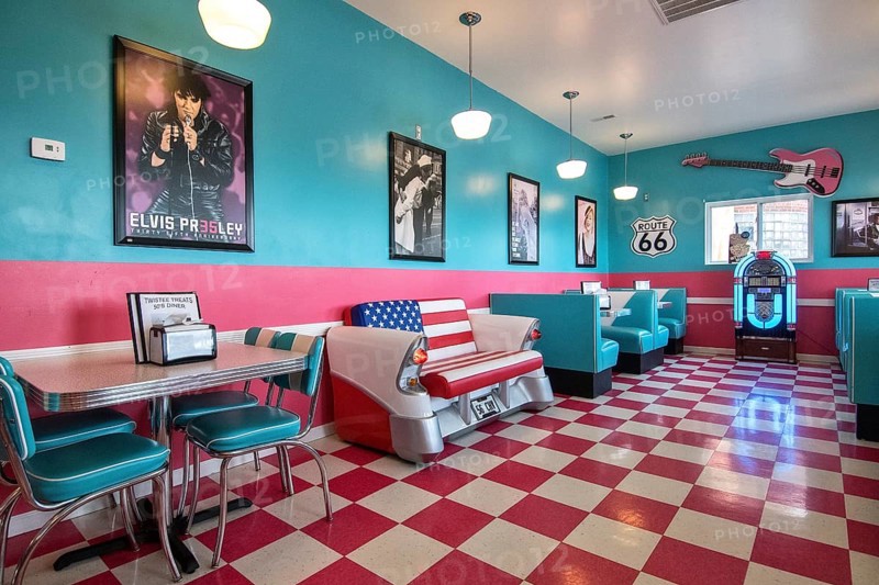 Restaurant Twistee Treat Diner and Pink Elephant Antique Mall on Route 66