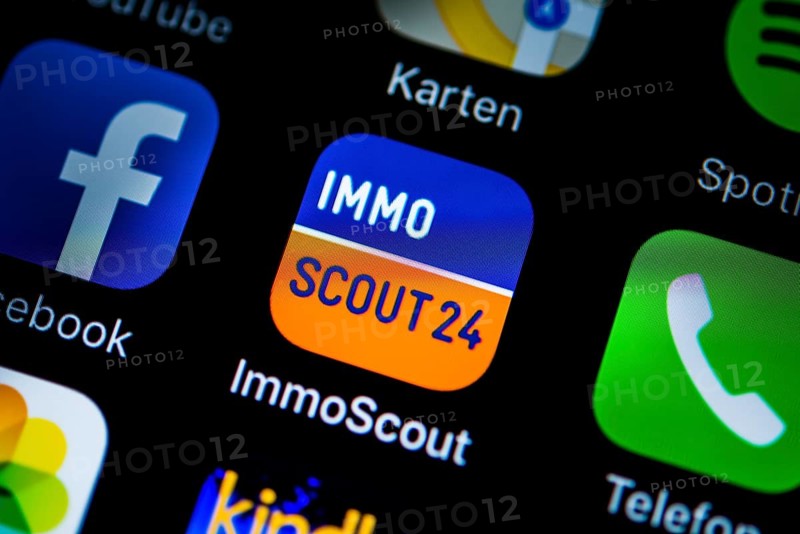 Smartphone screen display with Facebook