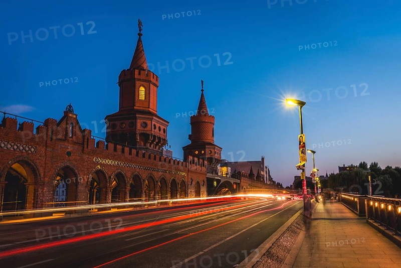 Oberbaum bridge between Kreuzberg and Friedrichshain at night