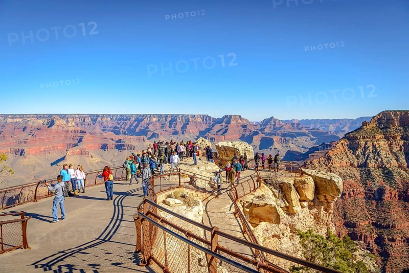 Viewpoint Mather Point with visitors