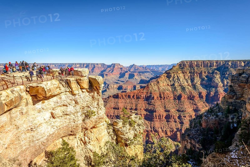 Viewpoint Mather Point with visitors