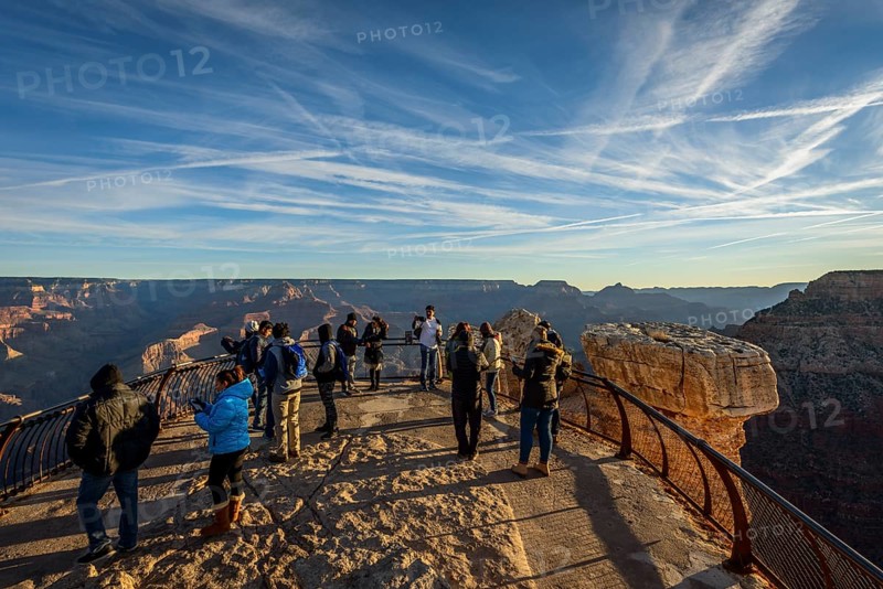 Viewpoint Mather Point with visitors