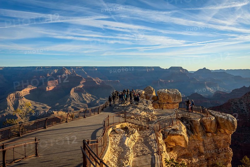 Viewpoint Mather Point with visitors