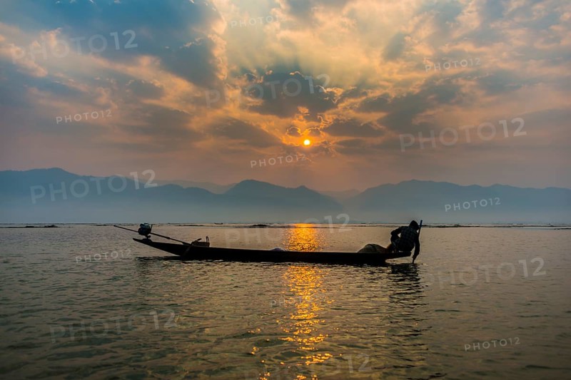 Local Intha fisherman rowing boats with one leg
