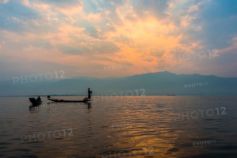Local Intha fisherman rowing boats with one leg