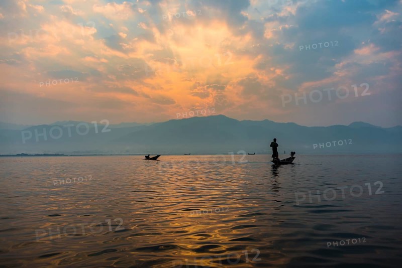 Local Intha fisherman rowing boats