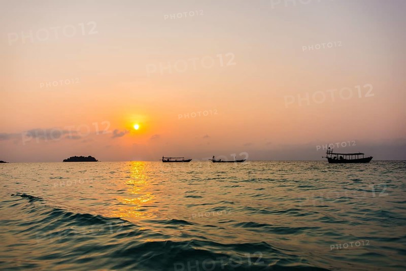 Boats on sea at sunrise from Koh Tui Beach