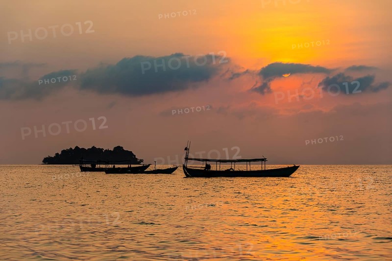 Boats on sea at sunrise from Koh Tui Beach