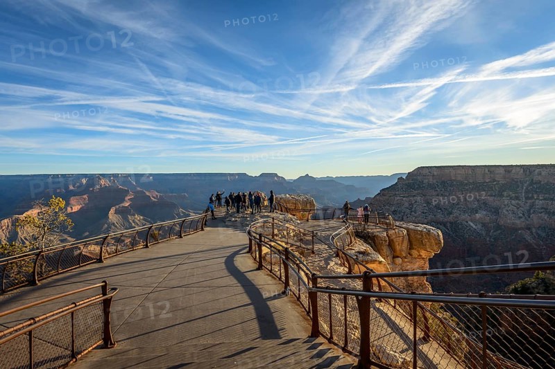 Viewpoint Mather Point with visitors