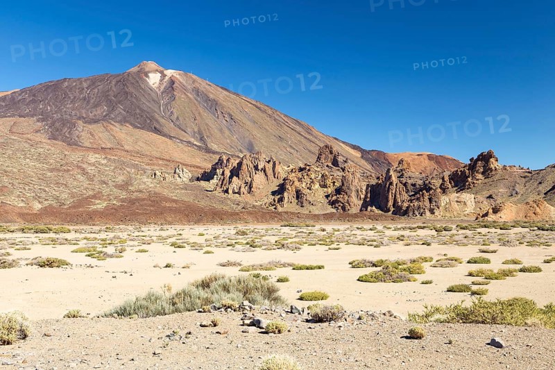 The Roques de Garcia rocks in front of the volcano Pico del Teide