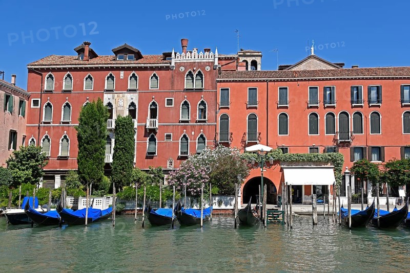 Houses and gondolas on Grand Canal