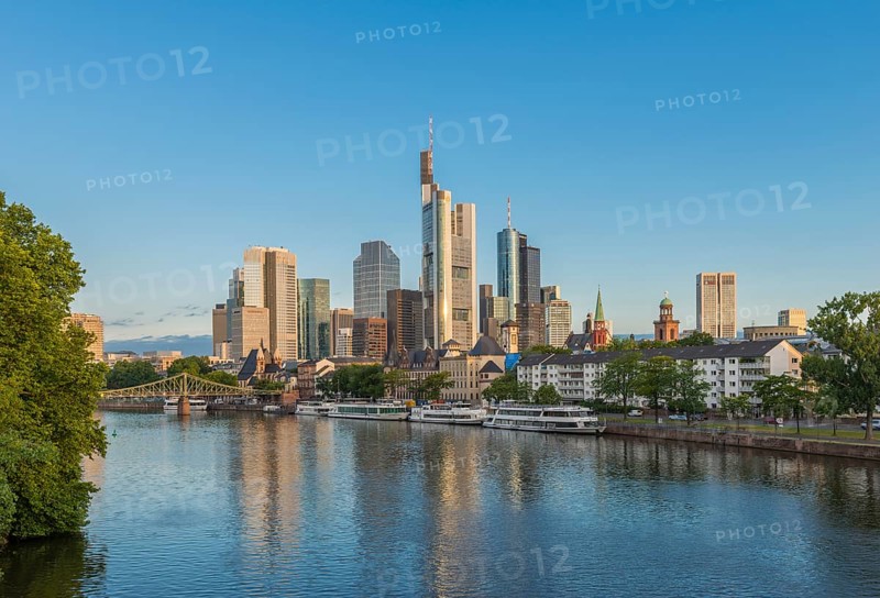 Skyline with Eiserner Steg pedestrian bridge