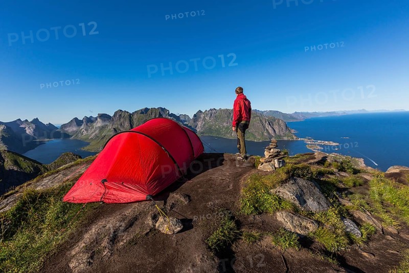 Red tent on Reinebringen