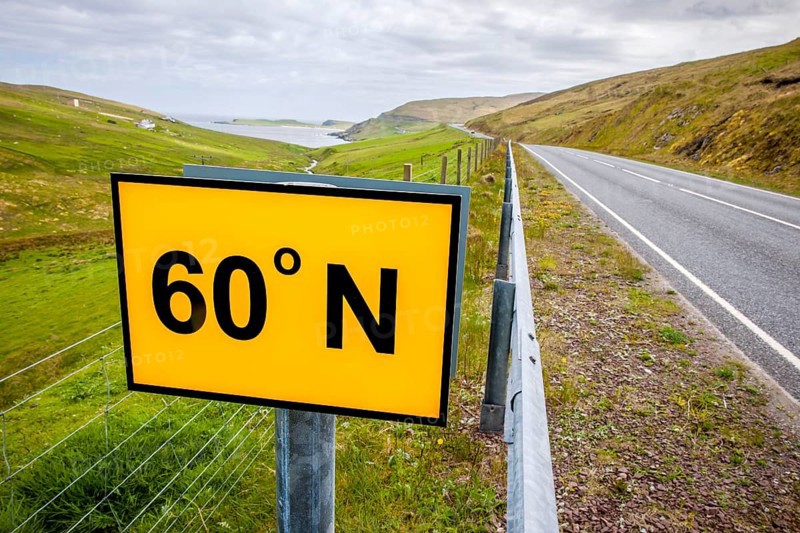 The 60th northern degree of latitude intersects the road A 970 on Mainland