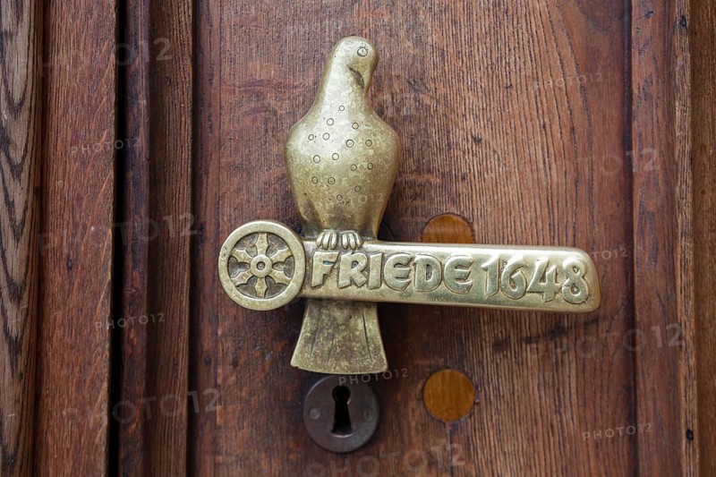Door handle with lettering