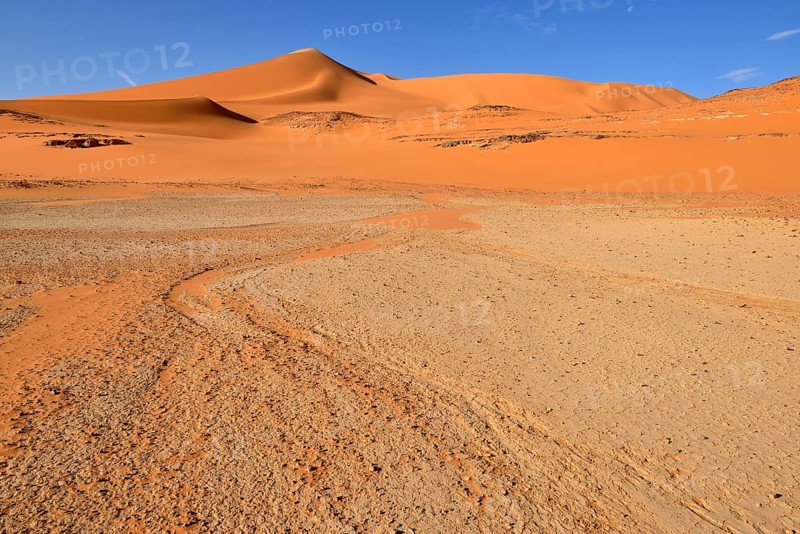 Sanddunes and claypan of southern Oued In Tehak