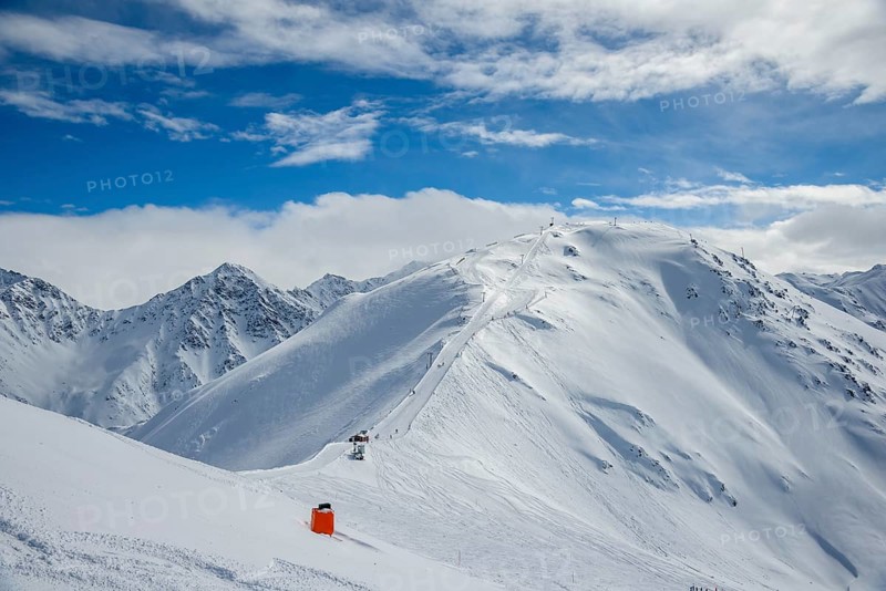 Ski lift in Nauders at the Gueserkopf summit