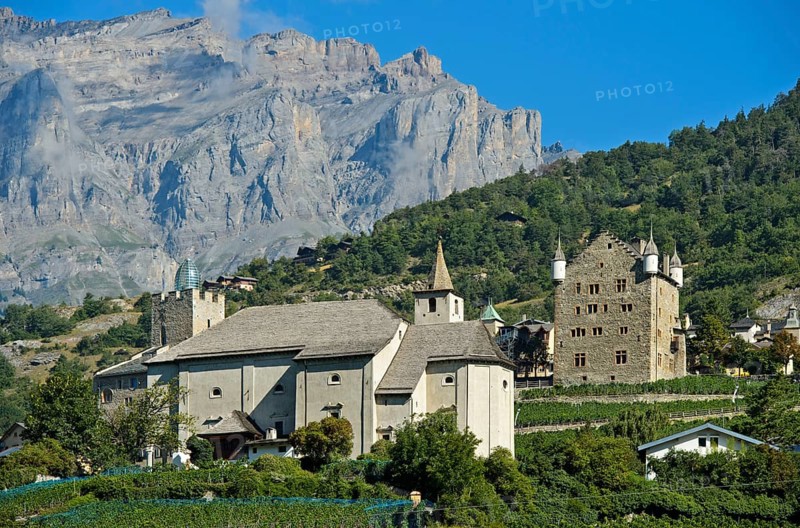 Ringacker chapel and the town hall at the foot of the Bernese Alps