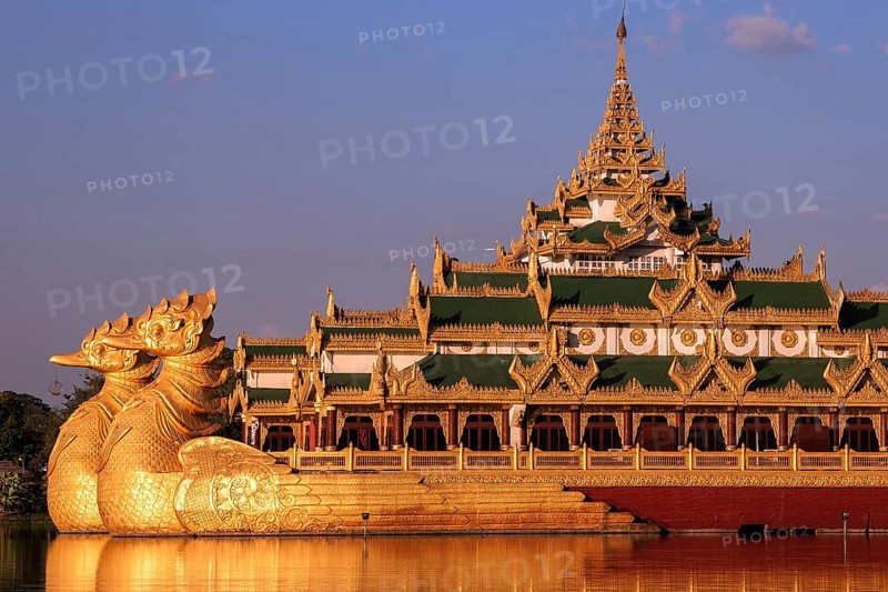 Restaurant Karaweik Palace in Kandawgyi Lake