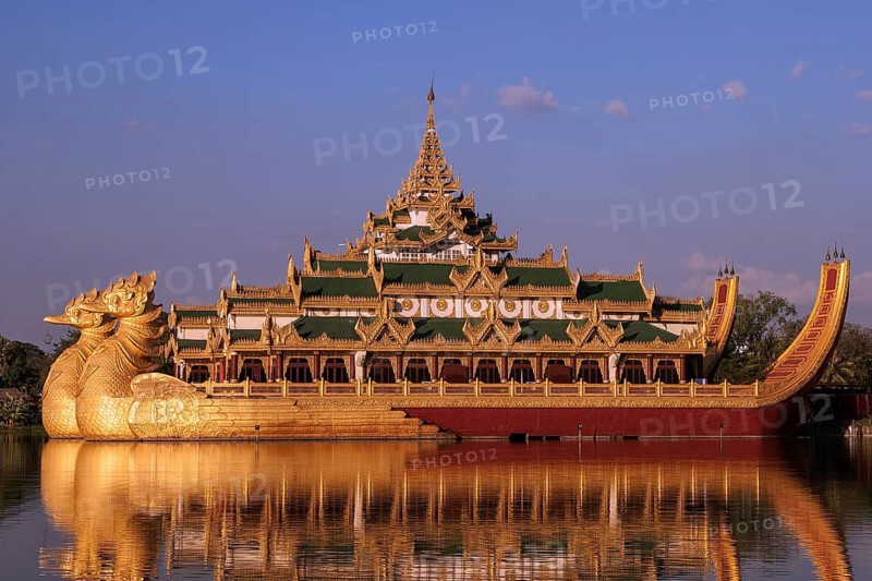Restaurant Karaweik Palace in Kandawgyi Lake