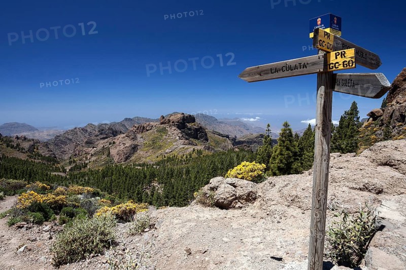 Hiking signpost on a hiking path to Roque Nublo