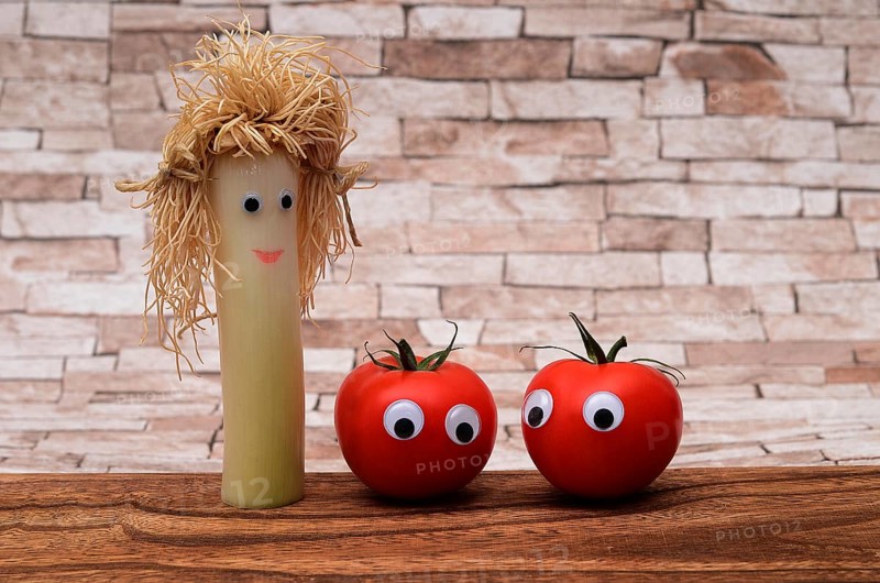 Leek and tomatoes with faces