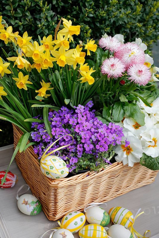 Basket with easter eggs