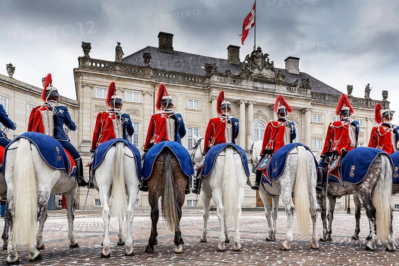 Soldiers from the Guard Hussar Regiment in front of the Royal Amalienborg Palace