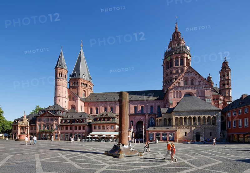 Mainz Cathedral or St. Martin's Cathedral and Heunensaule victory column