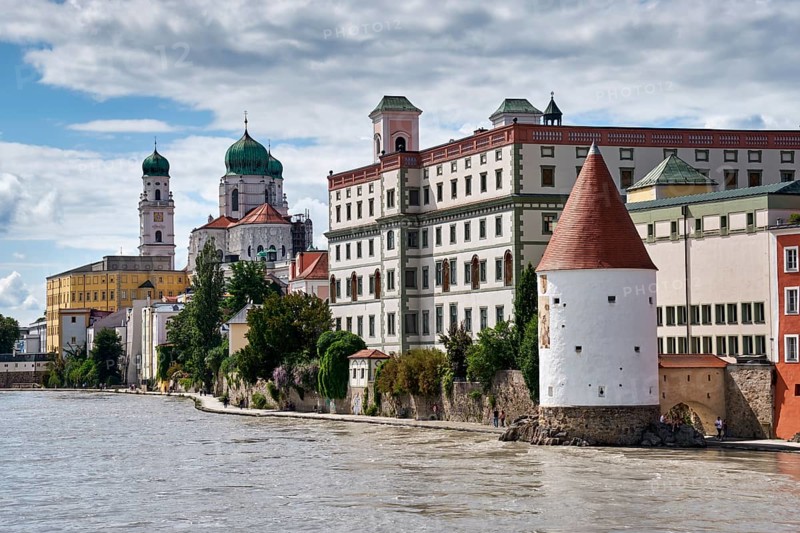 Schaiblingsturm on the banks of the Inn with Old Town