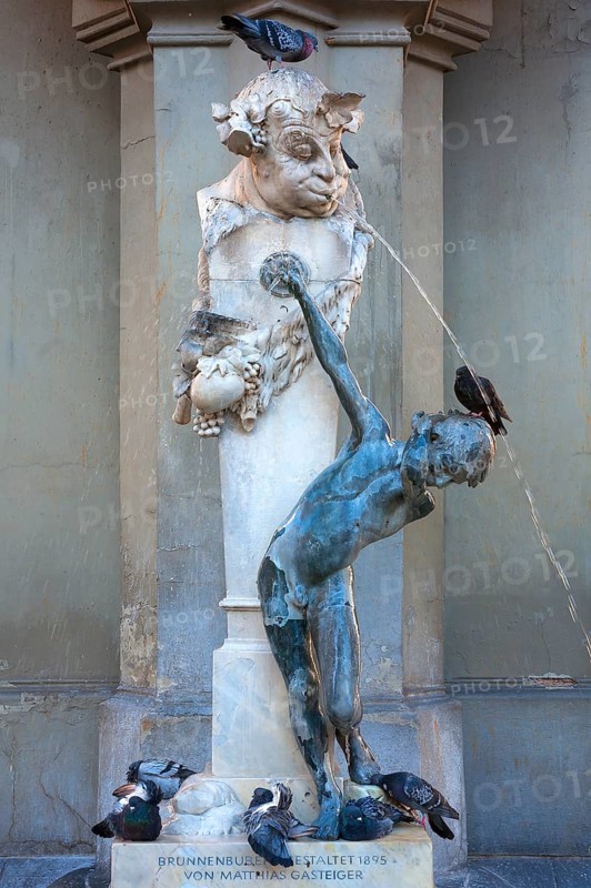 Fountain with pigeons