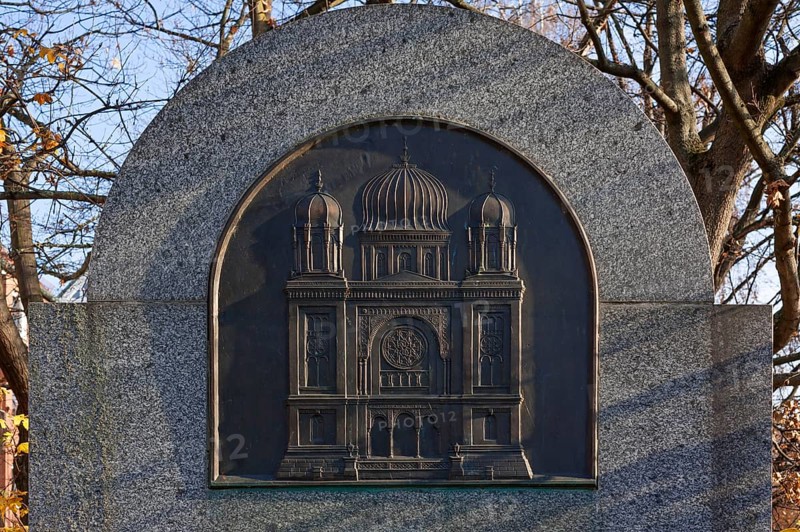 Memorial to synagogue destroyed by Nazis